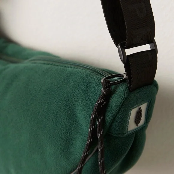 NWT FREE PEOPLE FLEECE BULLSEYE SLING BAG - Picture 3 of 7